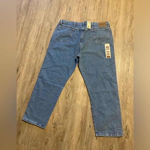 Wrangler Rugged Wear Medium Light Denim Jeans - Relaxed Fit 44W (43) x 30 L - Picture 2 of 10